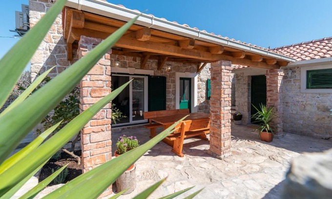 Drvenik Mali Casa | Franini Dvori - Island Oasis