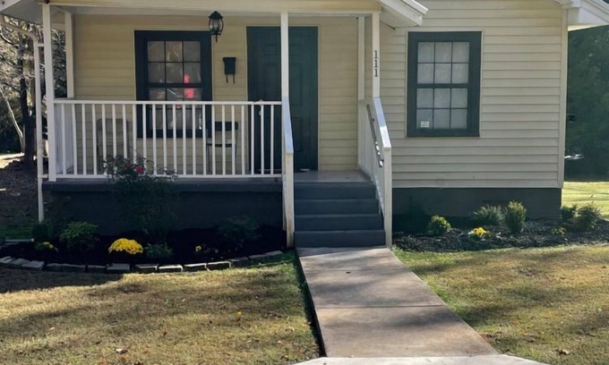 Clemson Cabaña | Frank Howard 111’s Farmhouse