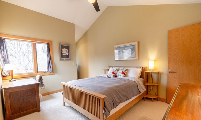 Brookfield Casa | Frank Lloyd Wright-inspired stay minutes from MKE