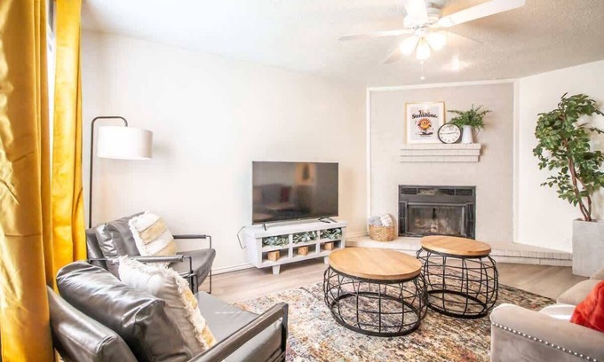 Lubbock Casa | Frankford Townhomes "A" - Central/Garage/Sleeps 4
