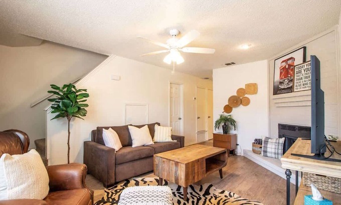 Lubbock Casa | Frankford Townhomes "C" - Central/Garage/Sleeps 4