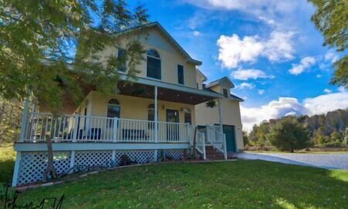 Frankfort Casa | Frankfort Farmhouse | pickleBARn