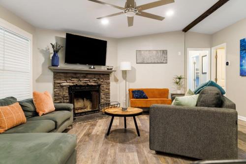 Franklin Casa | Franklin 4BR Escape, BBQ, Fire Pit, Sleeps 15