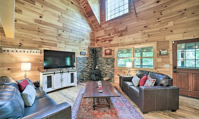 Franklin Cabina | Franklin Cabin Surrounded by Smoky Mountains!