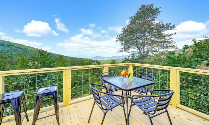 Franklin Cabaña | Franklin Cottage: Deck w/ Blue Ridge Mtn Views!