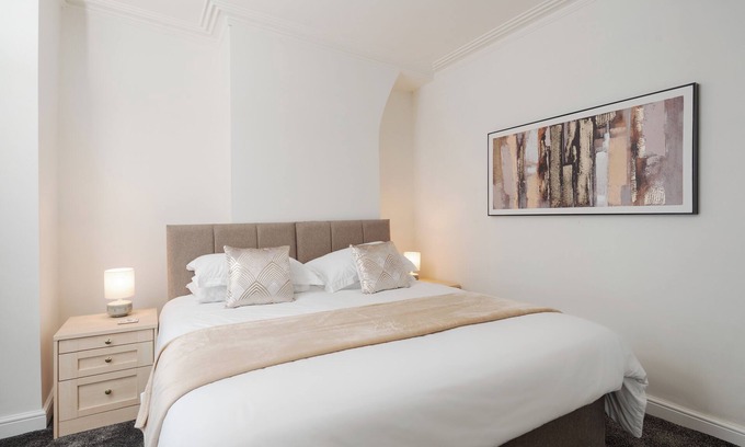 Bootle Casa | Franks house. 3 Bedroom house, sleeps 5. Just refurbished. Long stays welcome