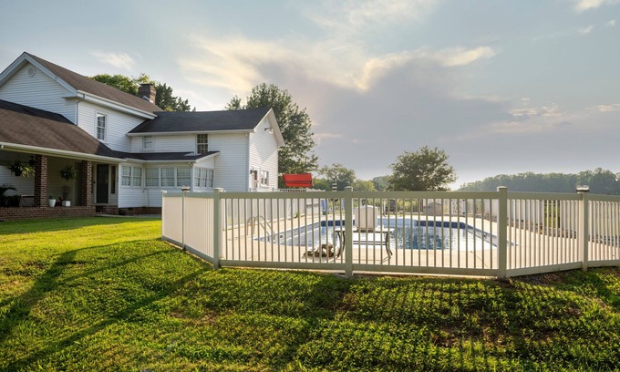 South Boston Otro | Franks Place-a beautiful 3 BR farm house retreat space with an in ground pool.