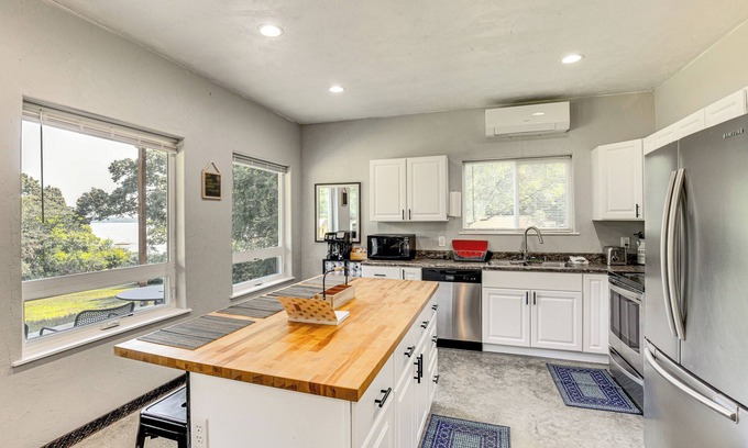 Berryville Casa | Frankston Vacation Rental: Walk to Lake Palestine!