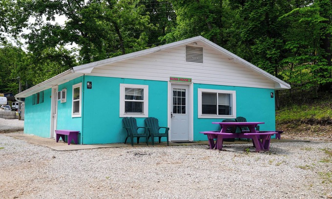 Sunrise Beach Cabina | Franky and Louie's Bunkhouse 2