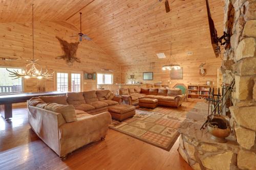 Fraziers Bottom Casa | Fraziers Bottom Cabin on 800 Acres of Land with Lake