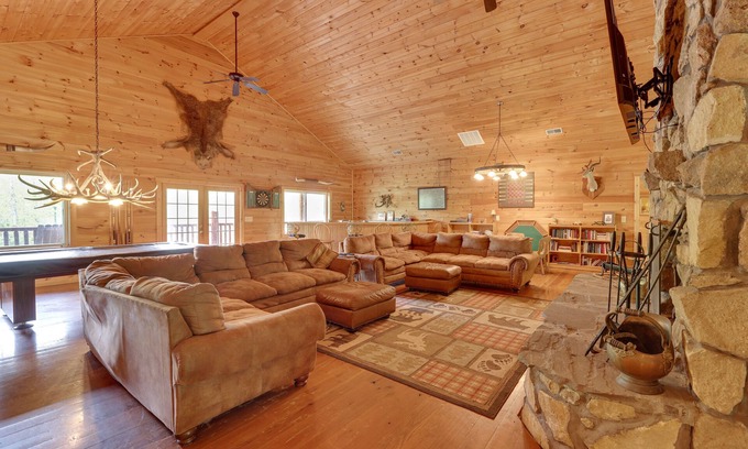 Fraziers Bottom Cabina | Fraziers Bottom Cabin on 800 Acres of Land w/ Lake
