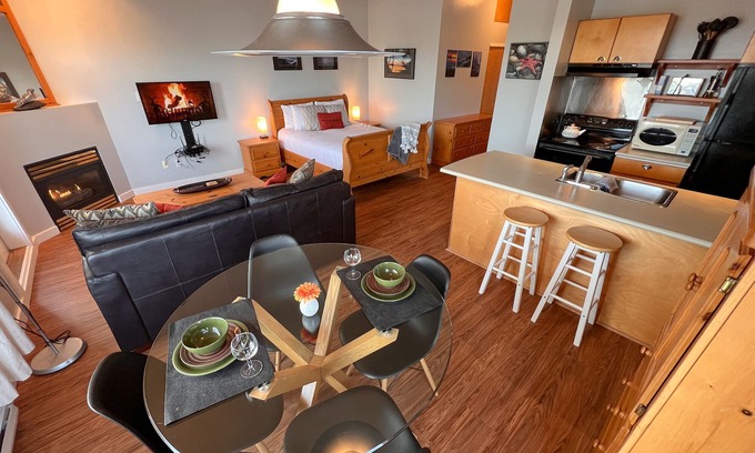 Tofino Condominio | Fred Tibbs #10-Ocean View, D.T, Fireplace, Pets