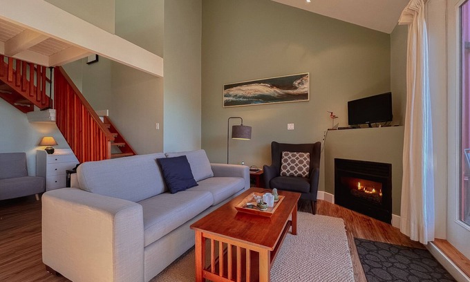 Tofino Condominio | Fred Tibbs #20 I Ocean View I Downtown I Fireplace
