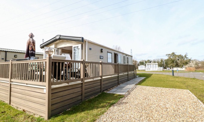 Hopton Cabaña | FREDDY'S LODGE, FOXBURROW HANG, family friendly, with pool in Fritton