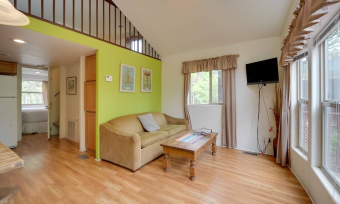 Fredericksburg Cabina | Fredericksburg Cabin Rental on a 27-Acre Winery!