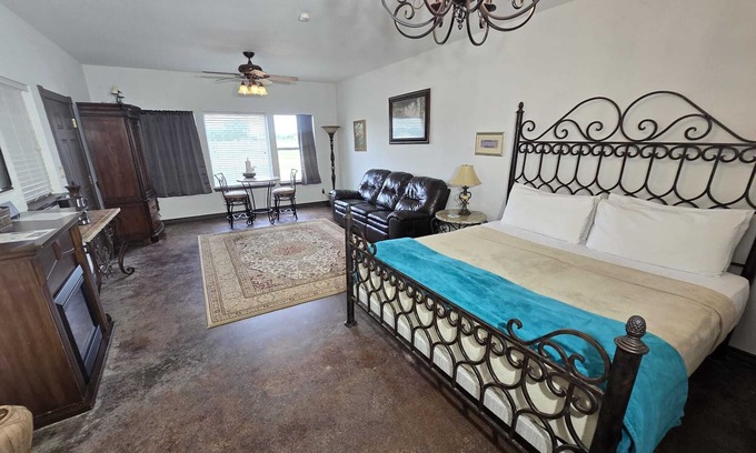 Fredericksburg Cabaña | Fredericksburg Retreat | Hot Tub & Backyard Escape