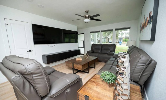East Oak Hill Casa | Free $100 I 4 King BD I 4 Priv Bath I Duplex I Pet