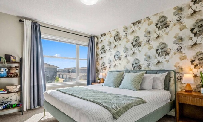 Calgary Casa | Free Banff Access » AC » King Bed » Sleep 6