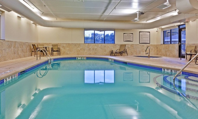West Seneca Condominio | Audiencia Suite Accesible | 30 millas de las Cataratas del Niágara | Piscina cubierta + bañera de hidromasaje compartida