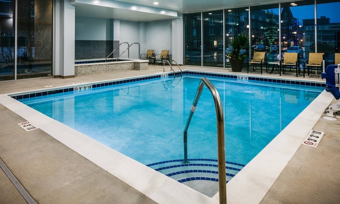Historic East Village Condominio | Audiencia Suite Accesible | Desayuno gratuito, piscina cubierta + bañera de hidromasaje
