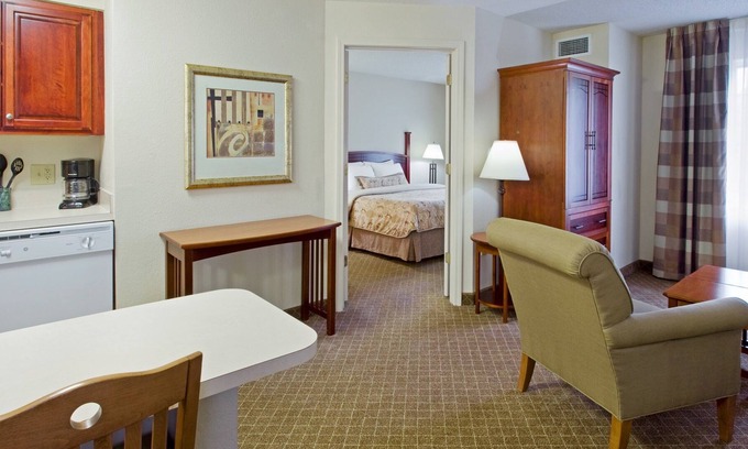 Cranbury Condominio | Desayuno buffet gratis. Piscina al aire libre. ¡Ideal para grupos + a solo 30 minutos de Six Flags!