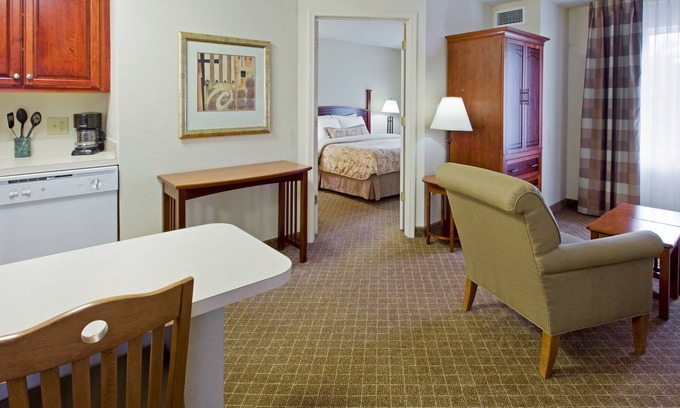 Cranbury Condominio | Free Breakfast Buffet. Outdoor Pool. Great for Groups + Only 30 Min from Six Flags!