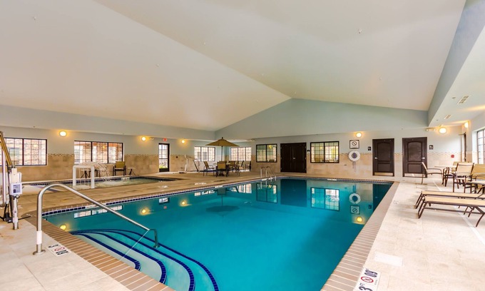 Grand Forks Condominio | Desayuno gratis. Piscina cubierta y bañera de hidromasaje. 2 minutos en coche de la Universidad de Dakota del Norte.