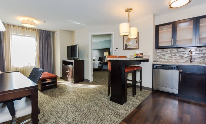 Grand Forks Condominio | Desayuno gratis. Piscina cubierta y bañera de hidromasaje. Cerca de la Universidad de Dakota del Norte.