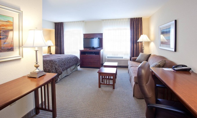 Great Falls Apartamento | Desayuno gratis. Piscina cubierta y bañera de hidromasaje. Ubicado en el río Missouri.
