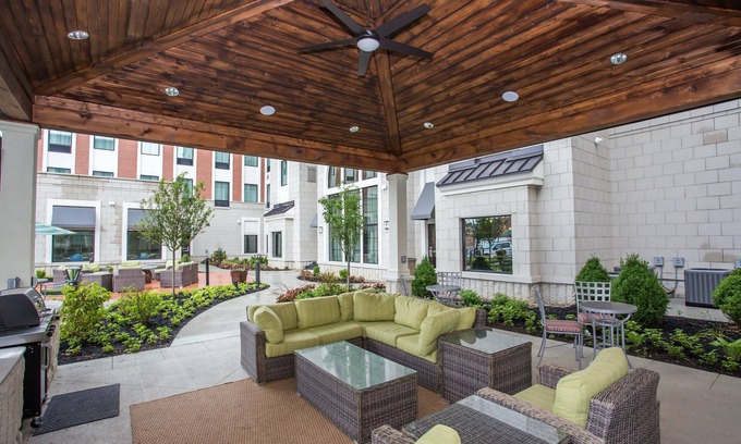 Miamisburg Apartamento | Movilidad Suite Queen Accesible | Wi-Fi gratis, desayuno diario gratuito + acceso a la piscina