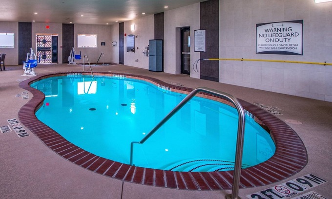 Longview Apartamento | Desayuno gratis. Piscina cubierta y bañera de hidromasaje. Corto viaje al centro de convenciones Maude Cobb.