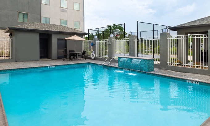 Lake Charles Condominio | Desayuno gratis. Piscina al aire libre. Gimnasio. Perfecto para tu próximo viaje!