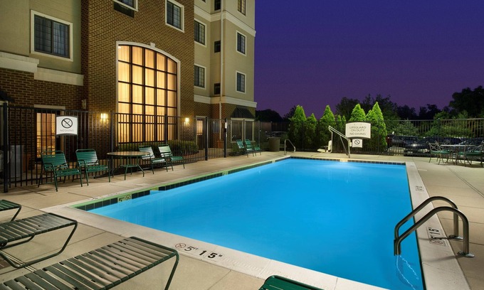 Linthicum Heights Condominio | Desayuno gratis + piscina al aire libre + bañera de hidromasaje | Cerca del aeropuerto BWI