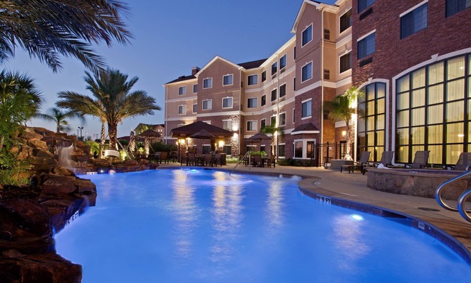 Webster Apartamento | Free Breakfast + Outdoor Pool + 24 Hour Business Center | Close to NASA