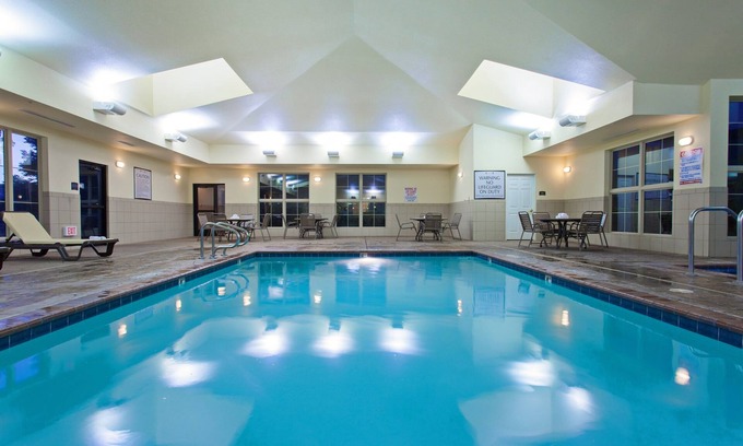 Fairfield Condominio | Acogedora Suite Accesible | Piscina climatizada al aire libre + acceso al centro de negocios