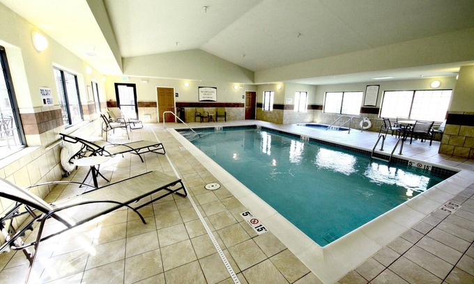 Minot Condominio | Desayuno gratis. Piscina y jacuzzi. Gimnasio. ¡Ideal para viajeros de negocios!