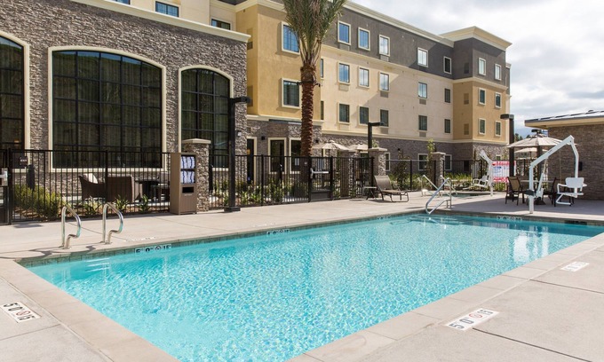 Corona Apartamento | Free Breakfast. Pool & Hot Tub. Gym. Great for Business Travelers!