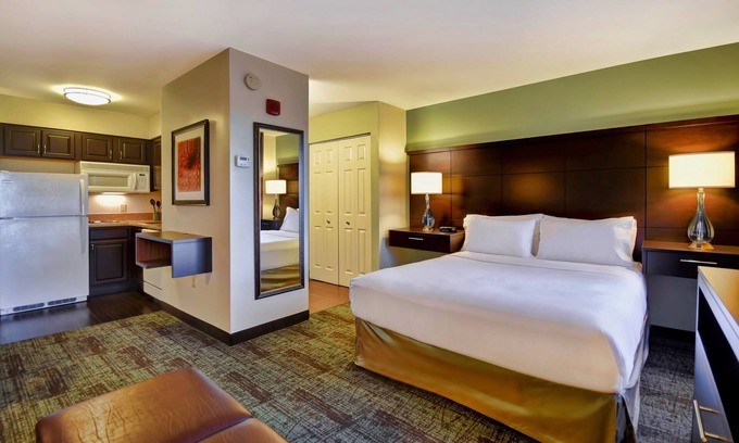 Madison Apartamento | Desayuno gratis. Piscina y jacuzzi. Gimnasio. Explora UW-Madison!