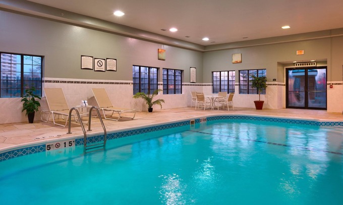 Peoria Apartamento | Free Breakfast. Pool & Hot Tub. Near St. Francis Medical Center! Great for Business Travelers!