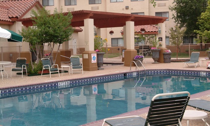 Tech Terrace Apartamento | Free Breakfast. Shared Pool & Hot Tub. Studio Near Texas Tech University & University Medical Center.