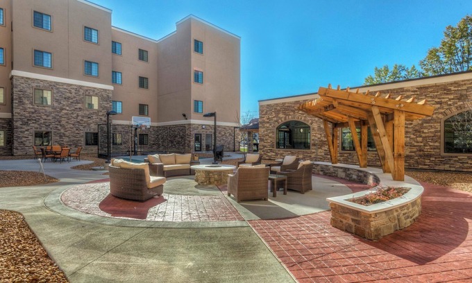 Maryland Heights Condominio | Free Breakfast + Shared Pool, Gym, and BBQ Area | Perfect Family Vacation!