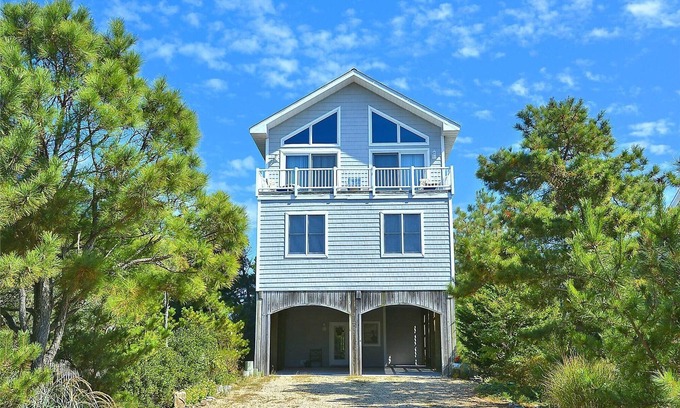 Bethany Beach Casa | ACTIVIDADES GRATIS INCLUIDAS !! Maravilloso FRENTE AL MAR con 6 habitaciones + estudio, 6 baños. Fantásticas vistas del océano. Cargado con muchos extras, incluido el ascensor.