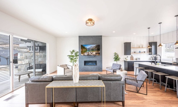 Hideout Casa | *FREE GOLF & KAYAKING* Perfect for Families – Modern Ski Home w/ Private Hot Tub | 2 Minutes to Lake