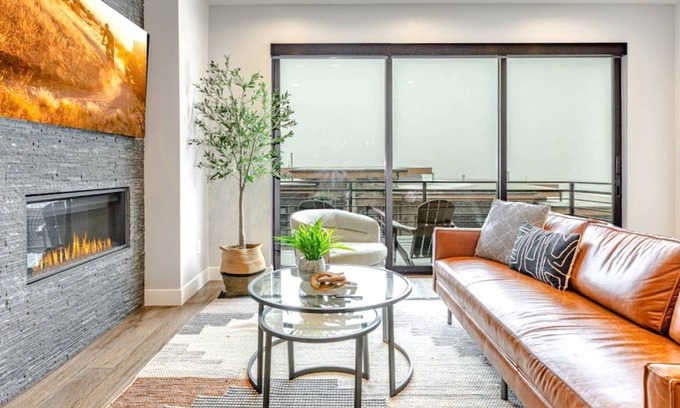 Hideout Condominio | *Exclusive Offer–Complimentary Ski Rental* New Modern Ski Home | Private Hot Tub | 10 Mins to Lifts