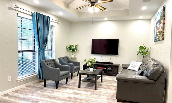 Frisco Casa | Free high speed internet/hulu/parking fully renovated/nice/cozy FULL DUPLEX