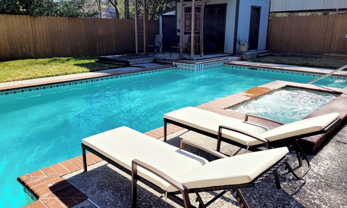 Pearland Casa | FREE NIGHT! Sleeps 10, Private Pool, Hot Tub