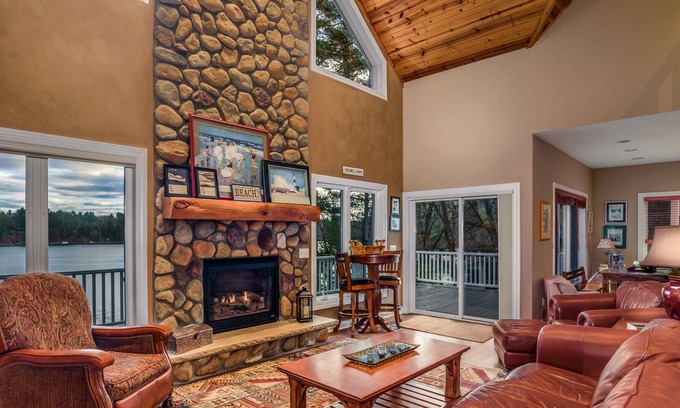 Redgranite Casa | Gorgeous Lake home w / Game Room Fireplace WKENDS 2 nts w / 3rd WiFi Slps 18