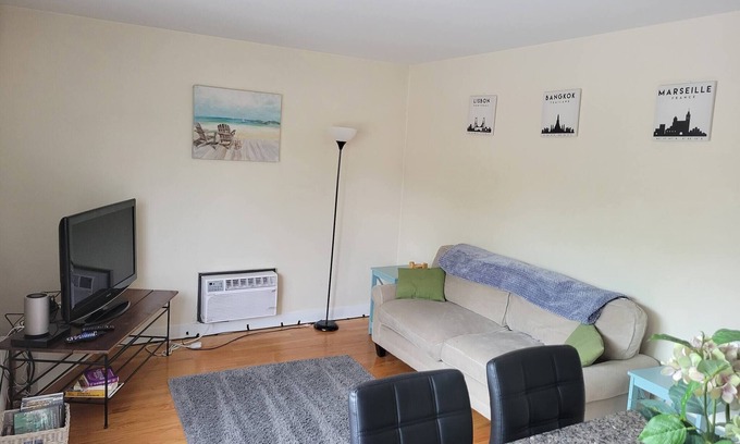 Lower East Side Cama Y Desayuno | Free Parking 1 BR near Downtown & Brady St