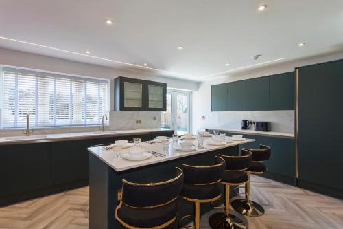 Woodley Casa | Free Parking 14-Bed Home Large Groups