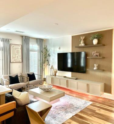 Garden Hills Apartamento | Free Parking, 75 inch TV, king Bed in Buckhead
